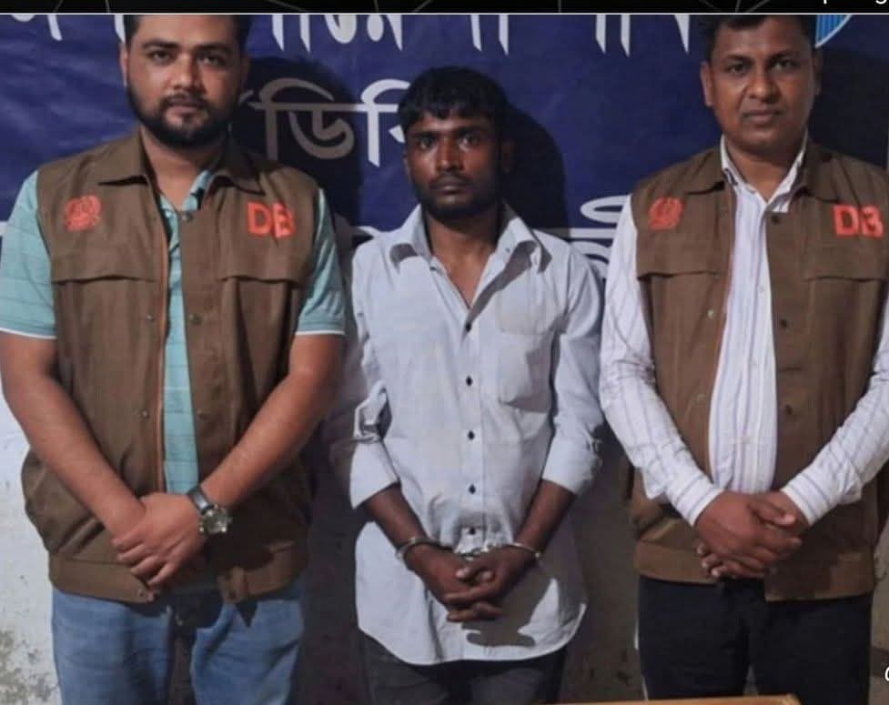 মাইজদীতে যাত্রীবাহী বাসে ডিবির হাতে ১ হাজার ইয়াবা সহ আটক ১