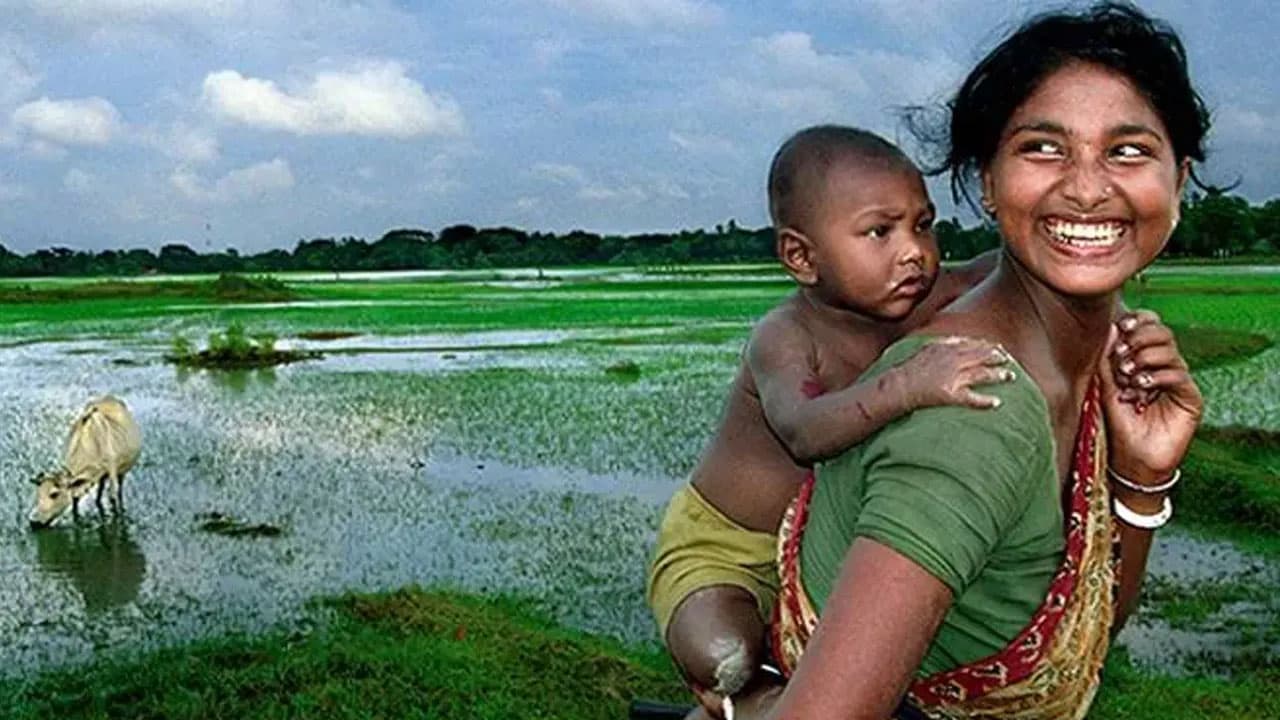 আজ বিশ্বজুড়ে মা দিবস শুধু একটি আনুষ্ঠানিকতা নয়, বরং ভালোবাসা, কৃতজ্ঞতা ও আবেগের এক বৈশ্বিক উৎসব। দামি উপহার কিংবা জমকালো আয়োজনের চেয়েও বড় হয়ে ওঠে একটি বাক্য