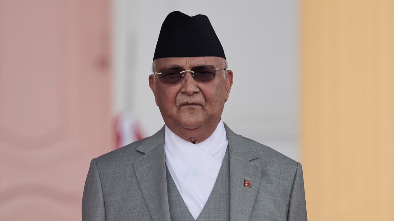 নেপালে নতুন সরকার শপথের পরদিনই সাবেক প্রধানমন্ত্রী গ্রেপ্তার