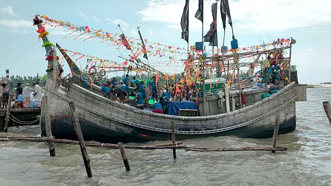 ট্রলার সাজিয়ে নেচে-গেয়ে ৪০ লাখ টাকার মাছ নিয়ে ফিরলেন জেলেরা