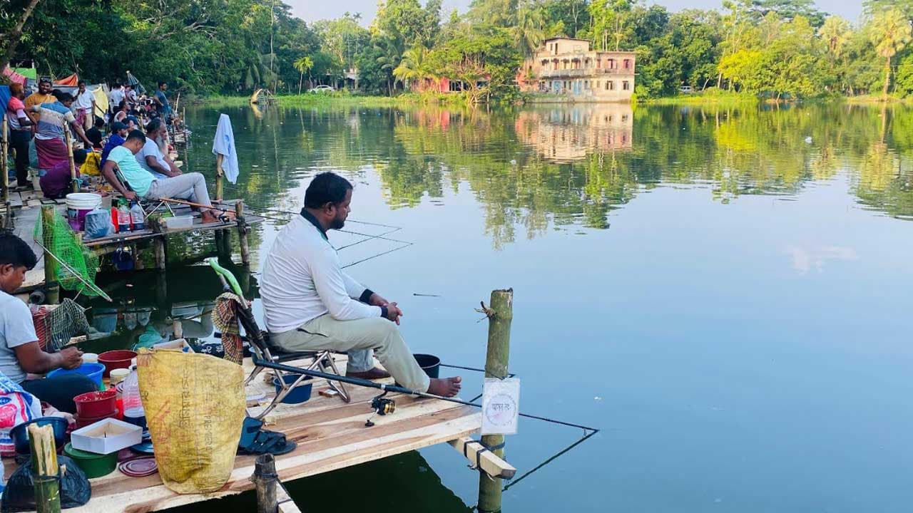 নোয়াখালীতে মাছ শিকার আনন্দে উৎসব