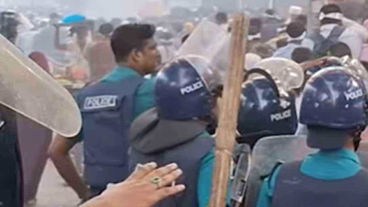 শাহবাগে প্রাথমিক শিক্ষকদের ওপর পুলিশের লাঠিচার্জ, আহত ১২০