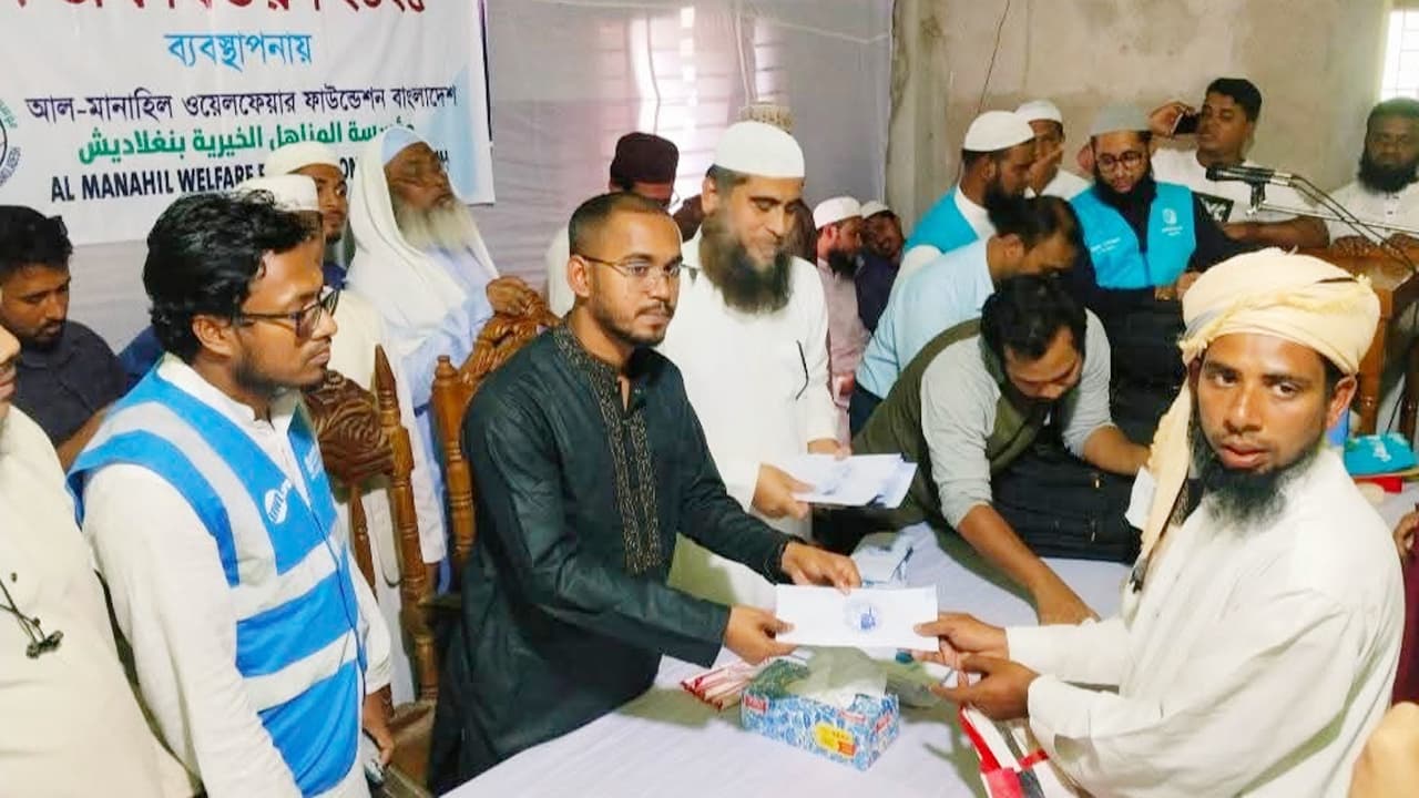 হান্নান মাসউদ ৬০০ পরিবারকে তুলে দিলেন কোটি টাকার বেশি অনুদান