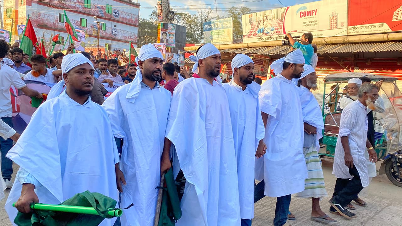 কাফনের কাপড় পরে বিএনপির প্রার্থী পরিবর্তনের দাবি