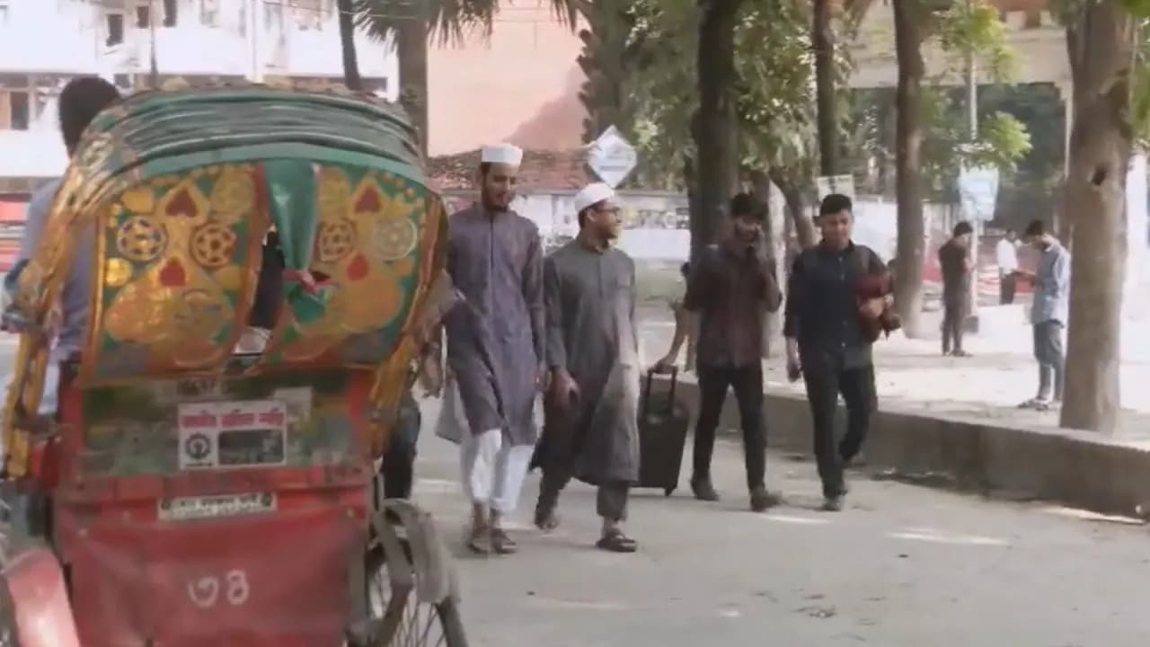 হল ছাড়তে শুরু করেছেন ঢাবি শিক্ষার্থীরা