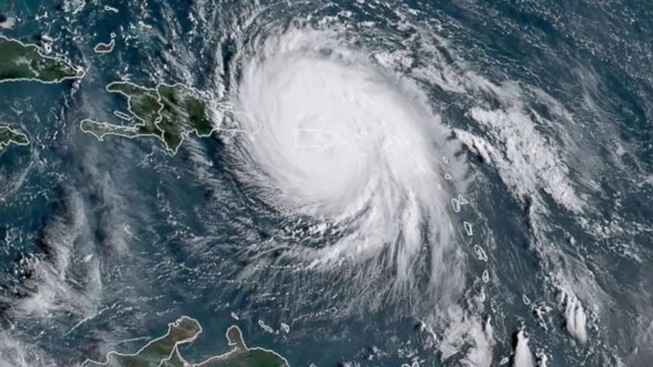 ধেয়ে আসছে ঘূর্ণিঝড় ডিটওয়াহ