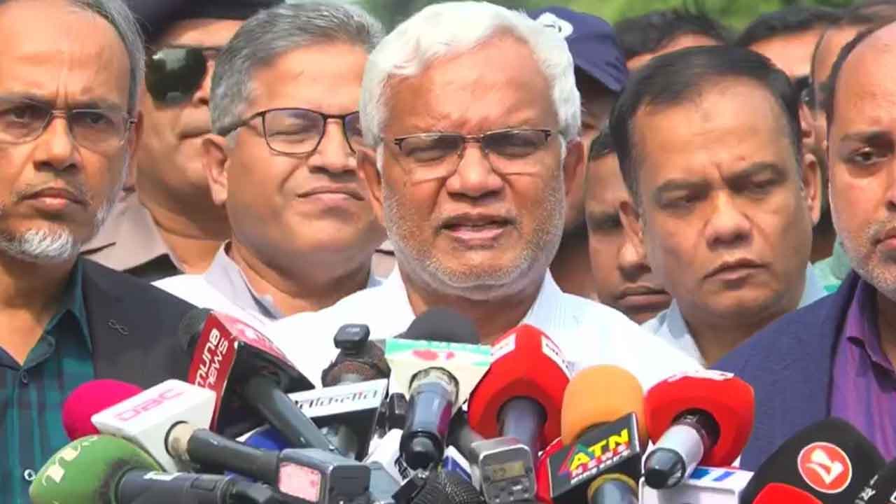 চিকিৎসা গ্রহণ করতে পারছেন খালেদা জিয়া, গুজবে কান না দেওয়ার অনুরোধ