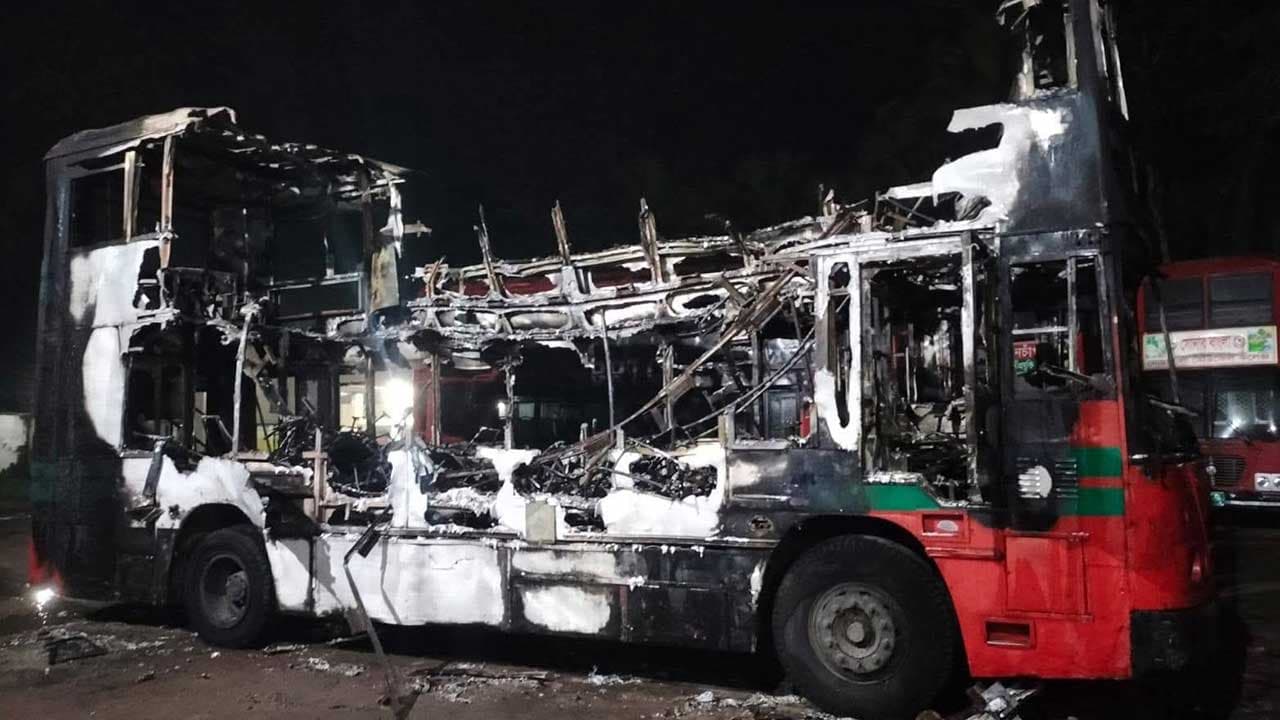 দুর্বৃত্তের আগুনে নোয়াখালীতে বিআরটিসির ২ বাস পুড়ে ছাই