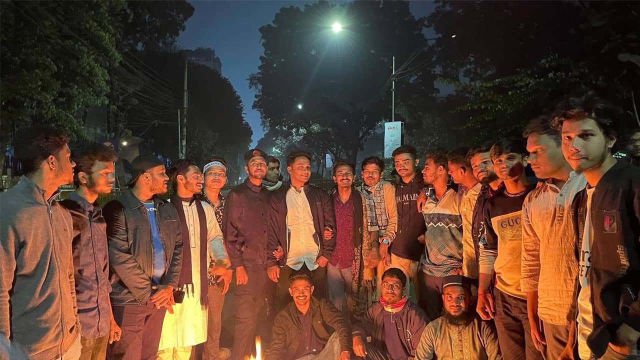 দিনভর অবরোধ, রাতেও শিক্ষা ভবনের সামনেই অবস্থান ৭ কলেজ শিক্ষার্থীদের
