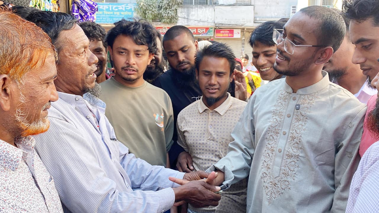 নির্বাচনী সহায়তায় হান্নান মাসউদকে ধান বিক্রির টাকা দিলেন কৃষক