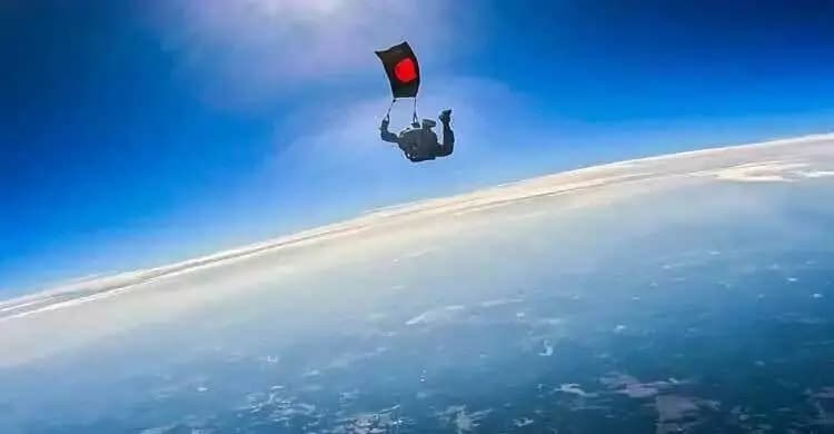 বিজয় দিবসে সর্ববৃহৎ পতাকা প্যারাস্যুটিং দেখবে বিশ্ব