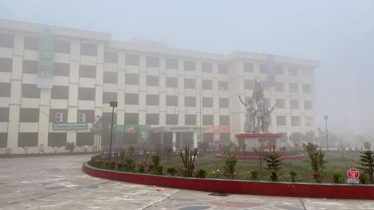 মুগ্ধতা ছড়াচ্ছে কুয়াশার চাদরে মোড়ানো নোবিপ্রবি ক্যাম্পাস