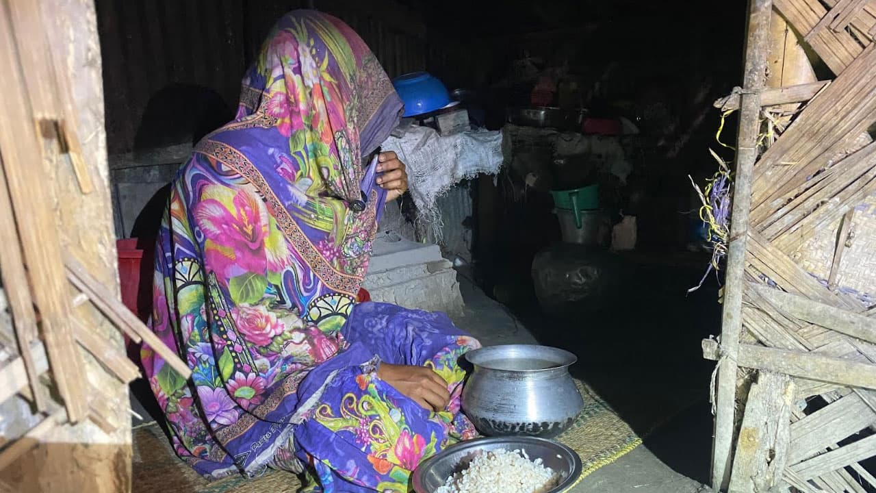 সেই বিধবা আয়েশার পাশে ইউএনও, ঘরে পৌঁছাল এক মাসের খাদ্যসামগ্রী