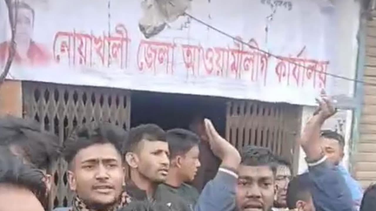 নোয়াখালীতে তালা ভেঙে আ.লীগ কার্যালয়ে ব্যানার টানালেন নেতাকর্মীরা