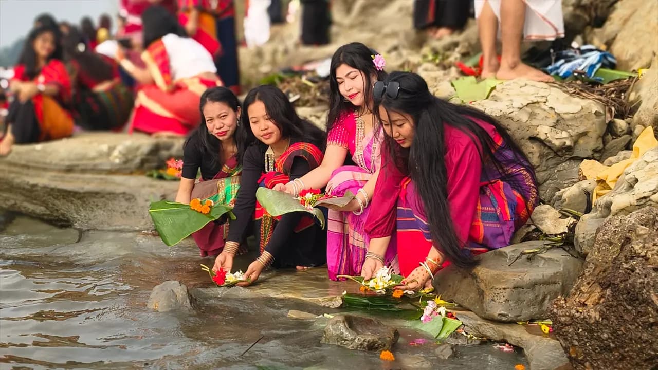 কাপ্তাই হ্রদের জলে ভাসল বিঝুর ফুল