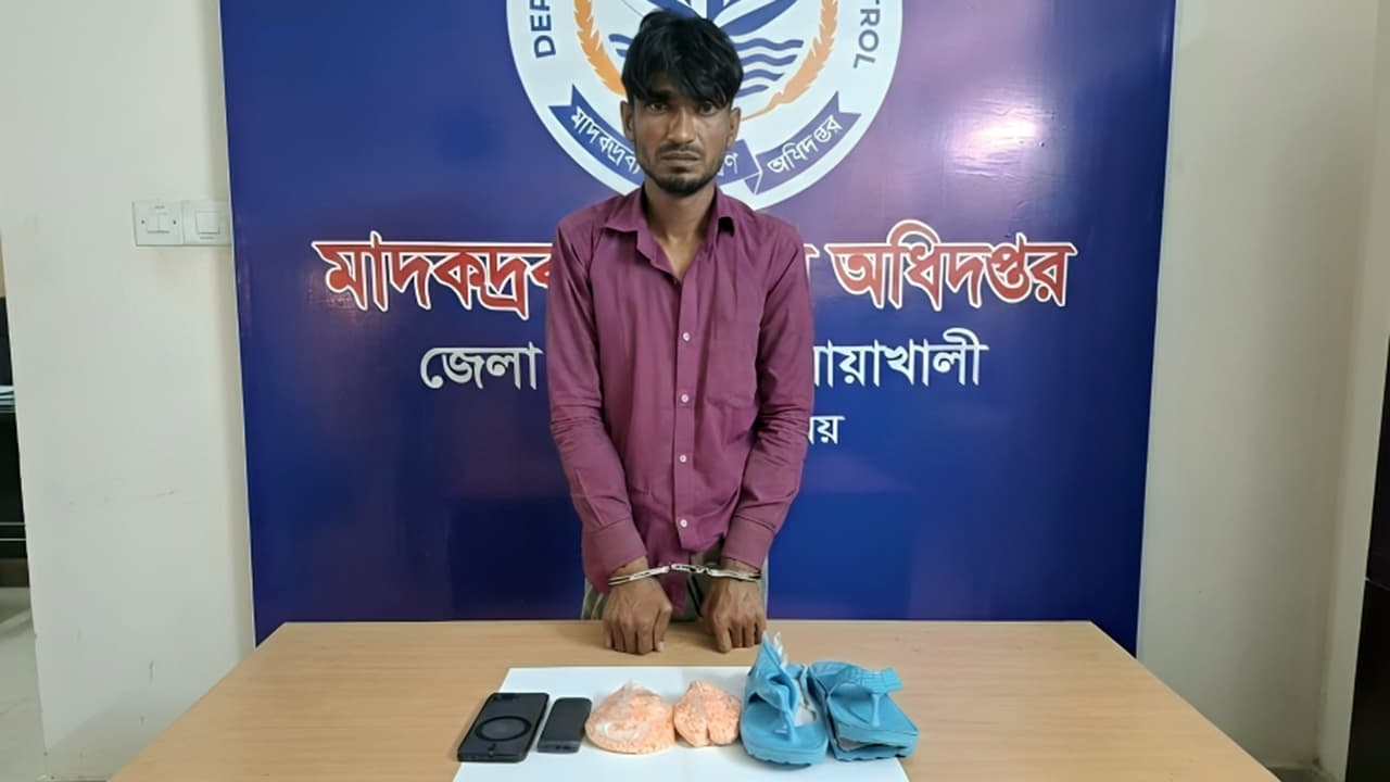 প্লাস্টিকের জুতায় লুকিয়ে ইয়াবা পাচার