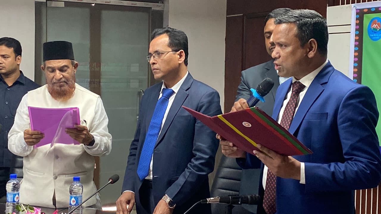 আদালতের রায়ে চেয়ারম্যান, ৪ বছর পর শপথ নিলেন জামায়াত নেতা