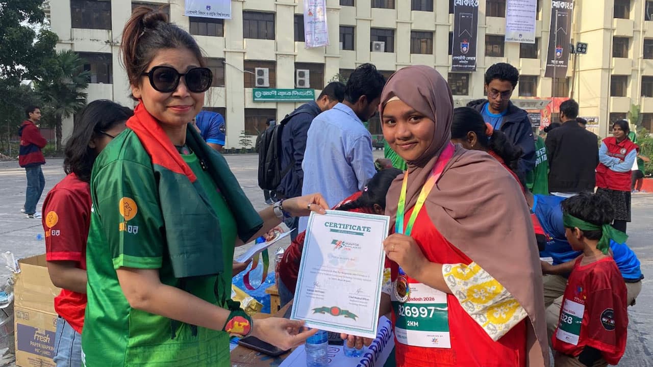 ৩০০ কিশোর-কিশোরীর সঙ্গে দৌড়ালেন বিশ্বভ্রমণকারী নাজমুন নাহার