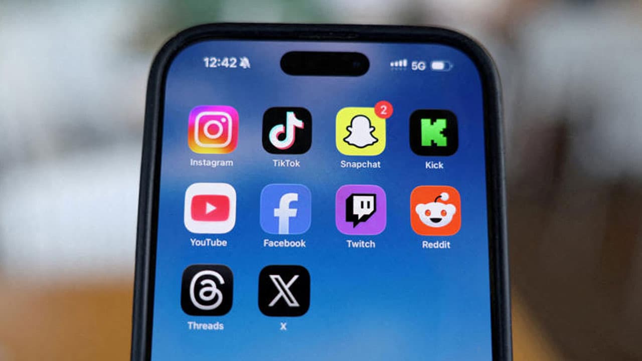 শিশুদের সুরক্ষায় ফেসবুক, ইউটিউব নিষিদ্ধ করলো ইন্দোনেশিয়া