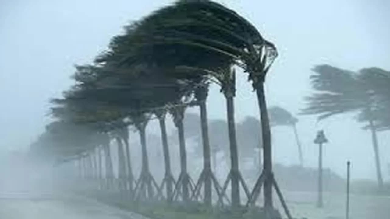 দেশের ১৫ অঞ্চলে ঝড়বৃষ্টির আভাস, নদীবন্দরে সতর্কতা
