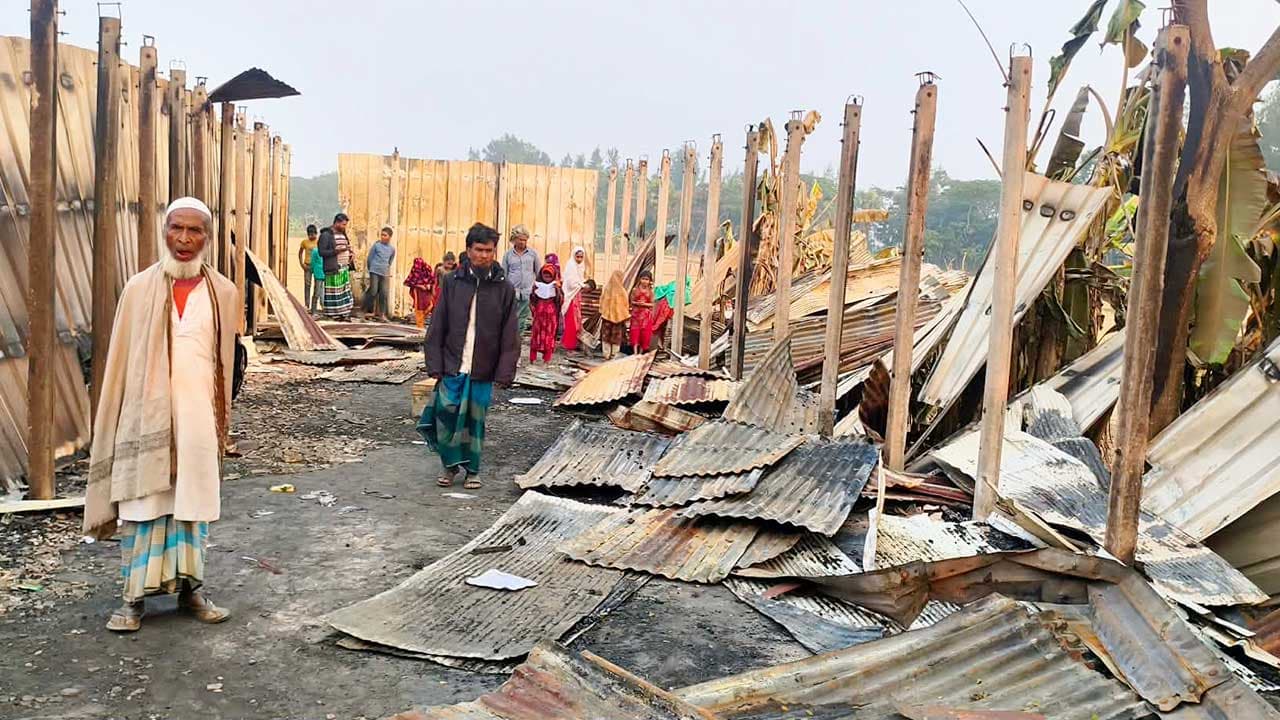 ছাত্রীকে নিয়ে পালালেন শিক্ষক, পুড়িয়ে দেওয়া হলো মাদরাসা