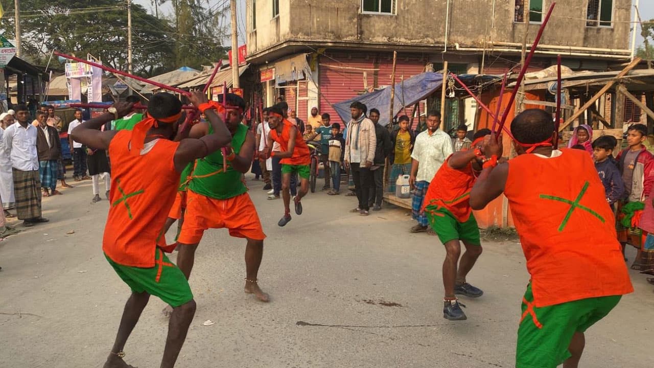 বিএনপি প্রার্থীর নির্বাচনী প্রচারণায় লোকজ লাঠি খেলা, উৎসবমুখর হাতিয়া