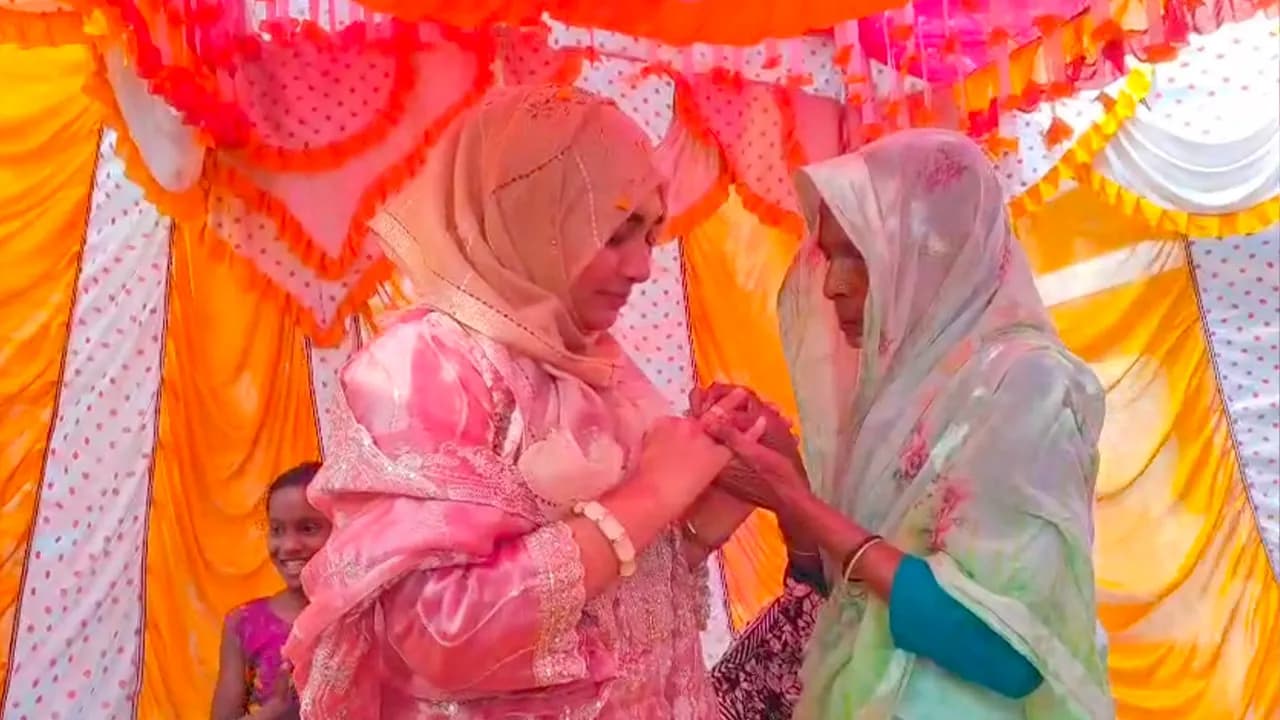 প্রচারণায় গিয়ে স্বর্ণের আংটি পেলেন হান্নান মাসউদের স্ত্রী