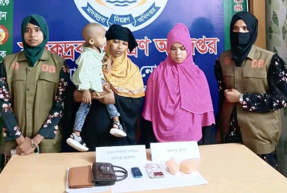 মাইজদীতে ৩৭১৫ পিস ইয়াবাসহ দুই নারী আটক