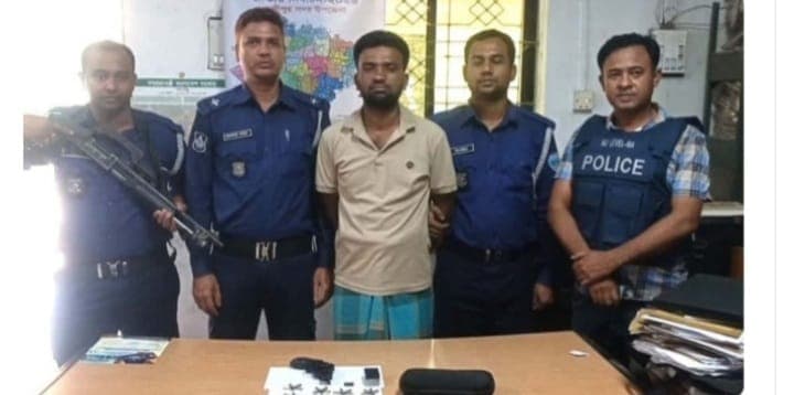 লক্ষ্মীপুরে পুলিশের অভিযান: বিদেশি রিভলবার ও ৪৬ রাউন্ড গুলিসহ যুবক গ্রেপ্তার