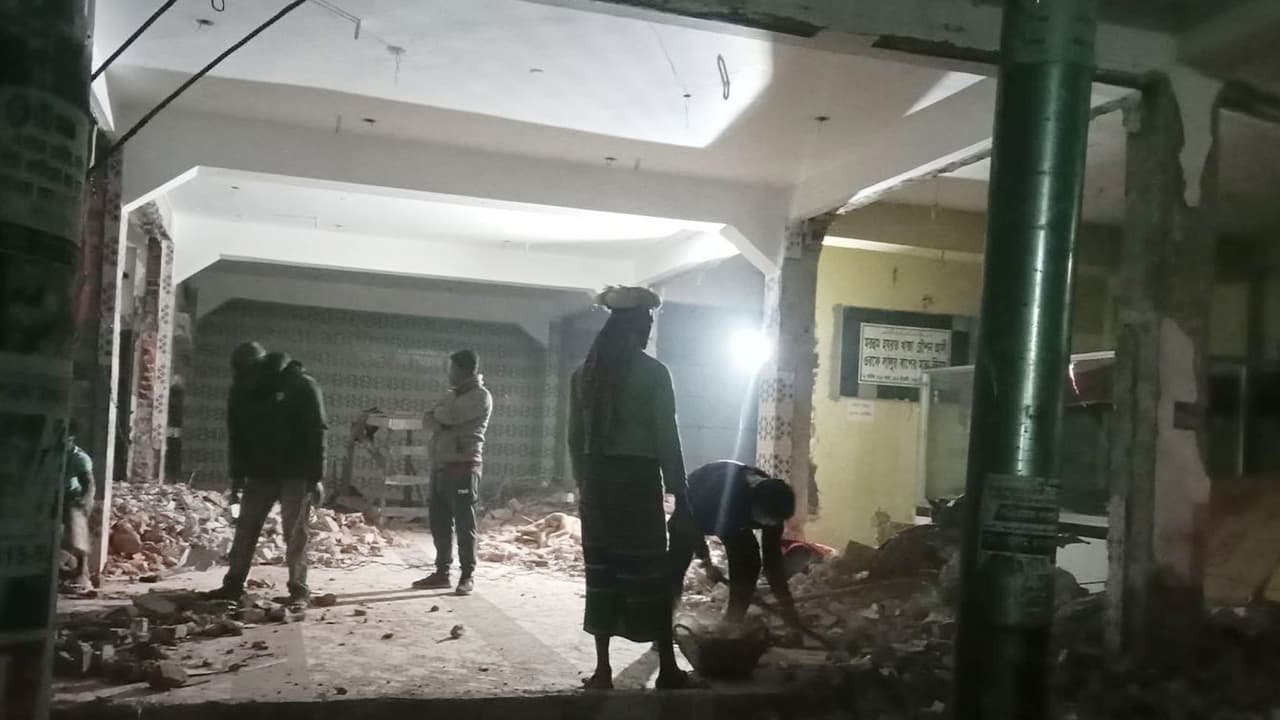মসজিদ ভেঙে মার্কেট নির্মাণের অভিযোগে উত্তেজনা, স্থানীয়দের বাধায় কাজ বন্ধ