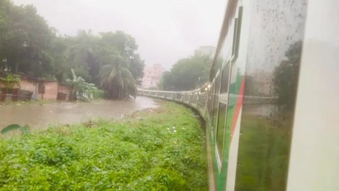 পানির নিচে রেললাইন, আটকে আছে কক্সবাজারগামী ‘পর্যটক এক্সপ্রেস’