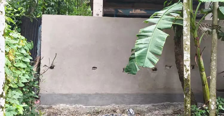 বিচারাধীন জমিতে দেওয়াল, একমাত্র পথ বন্ধ হয়ে অবরুদ্ধ ৭ পরিবার