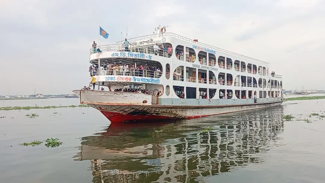 বৈরী আবহাওয়ায় হাতিয়ায় নৌ চলাচল বন্ধ
