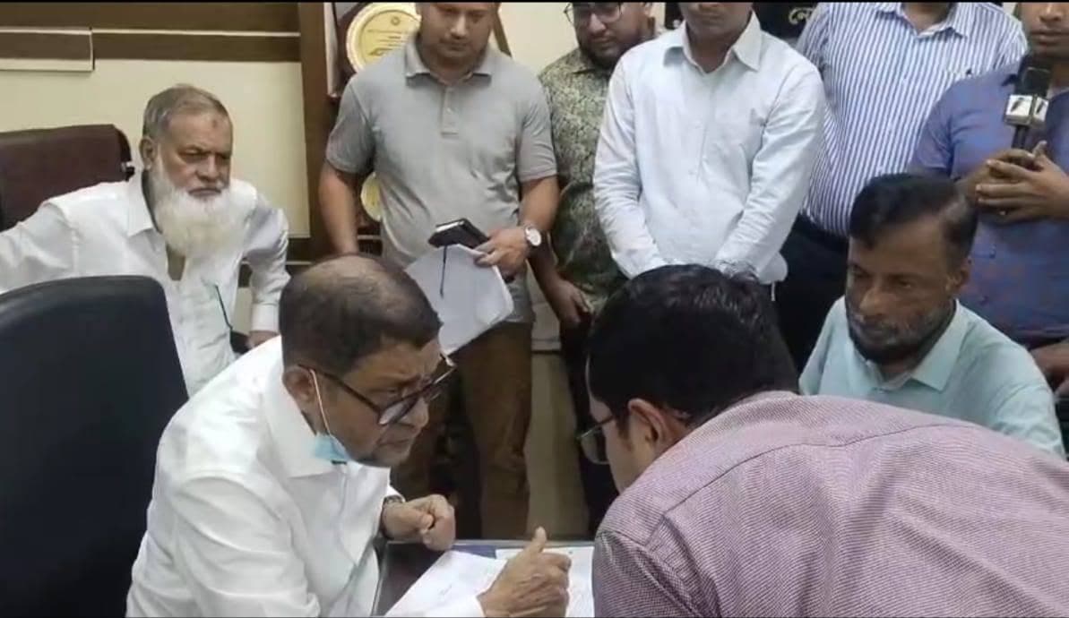 নোয়াখালী জেনারেল হাসপাতালে স্বাস্থ্যমন্ত্রীর আকস্মিক অভিযান, তত্ত্বাবধায়ক ক্লোজড