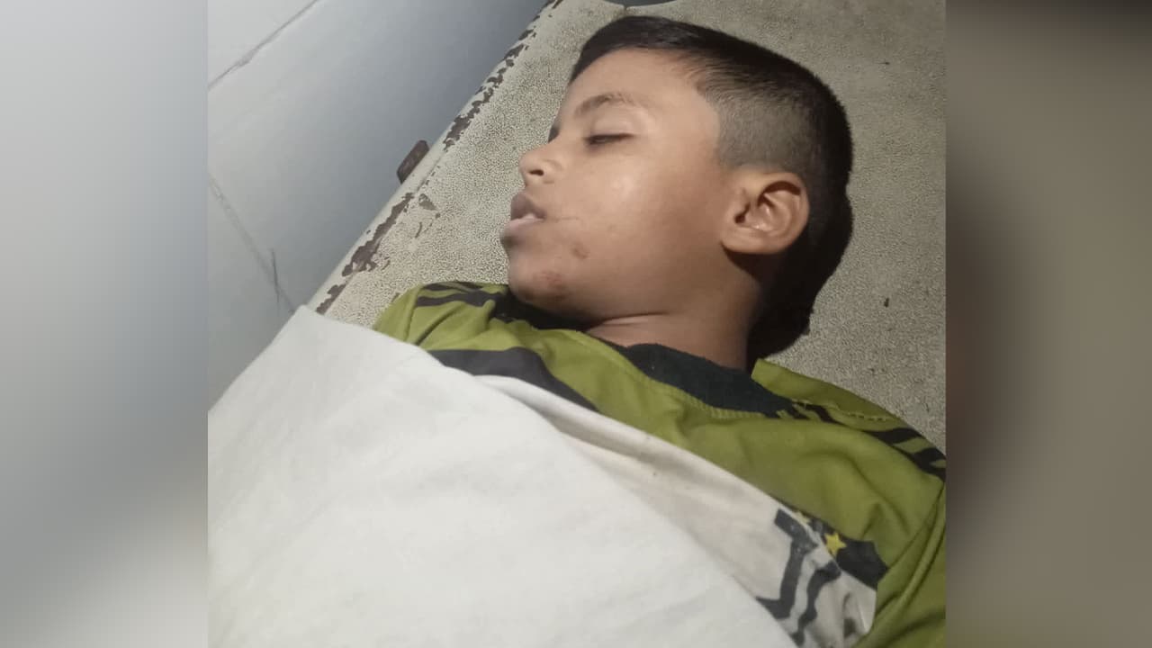 নামাজ পড়ে ফেরার পথে মাইক্রোবাসের চাপায় প্রাণ গেল চতুর্থ শ্রেণির শিক্ষার্থীর