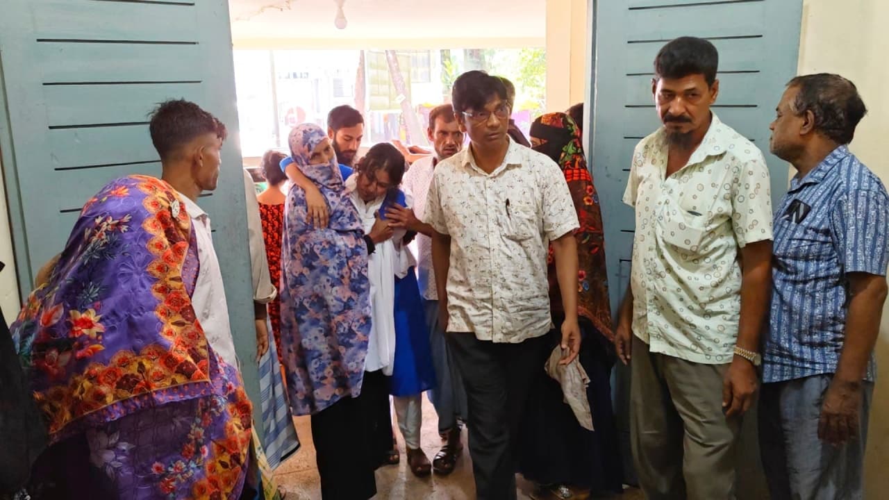 হাতিয়ায় ক্লাস চলাকালে ঝাঁঝালো গন্ধে অজ্ঞান ২৭ শিক্ষার্থী