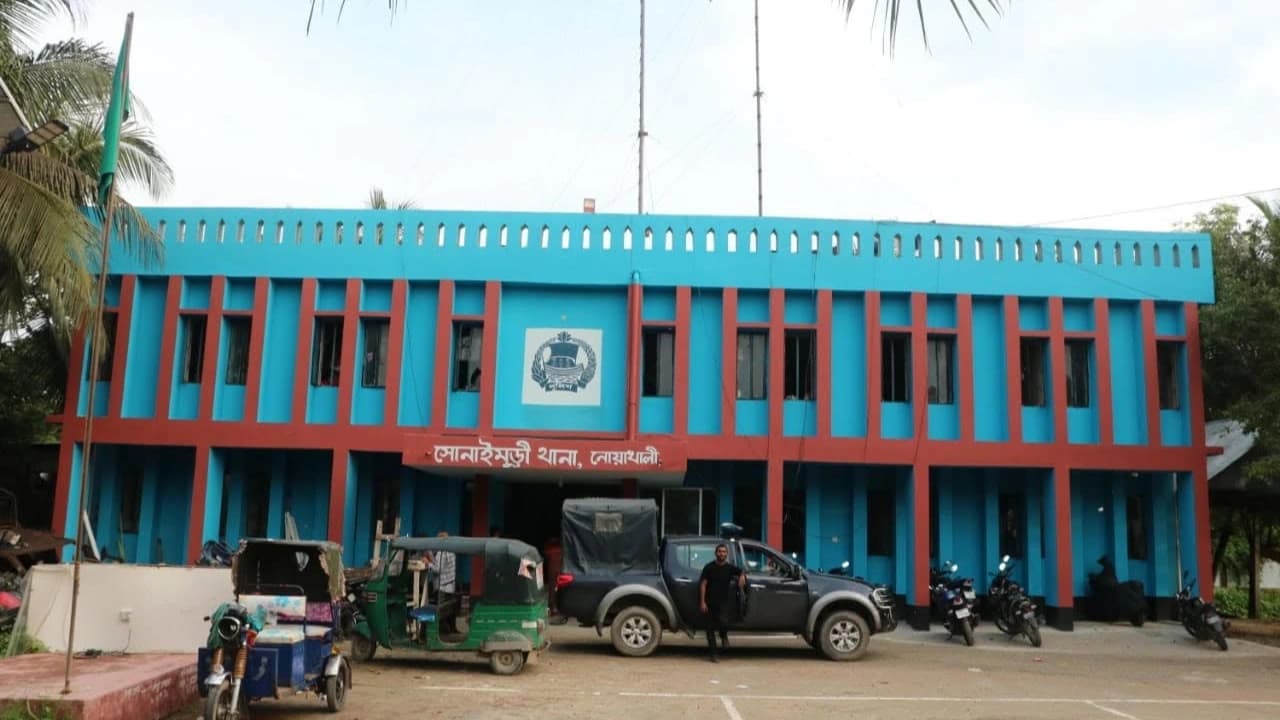 হেলমেট পরে এসে চায়ের দোকানে বসা বৃদ্ধকে গুলি