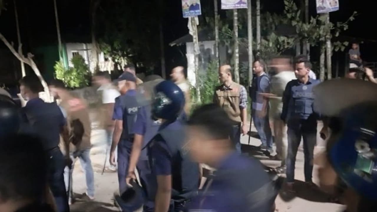 মাইকে ঘোষণা দিয়ে ছাত্রদল নেতাদের ওপর ‘আ.লীগের’ হামলা, আহত ১৮